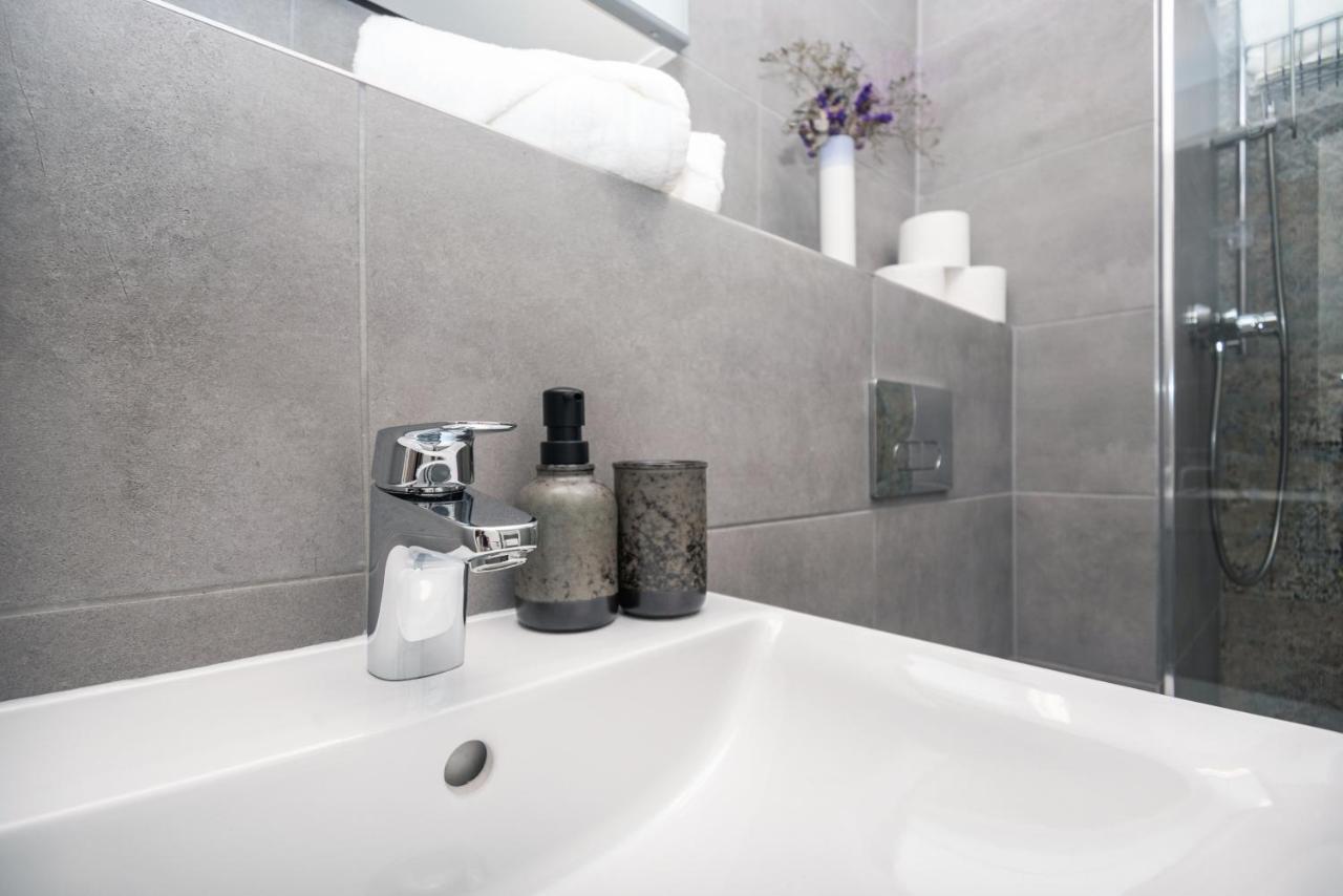 City Center Apartment - Modern & Elegant Bratislava Esterno foto