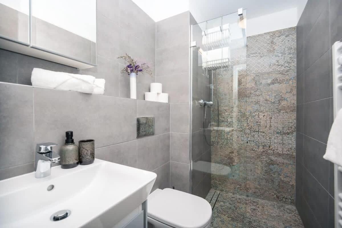 City Center Apartment - Modern & Elegant Bratislava Esterno foto