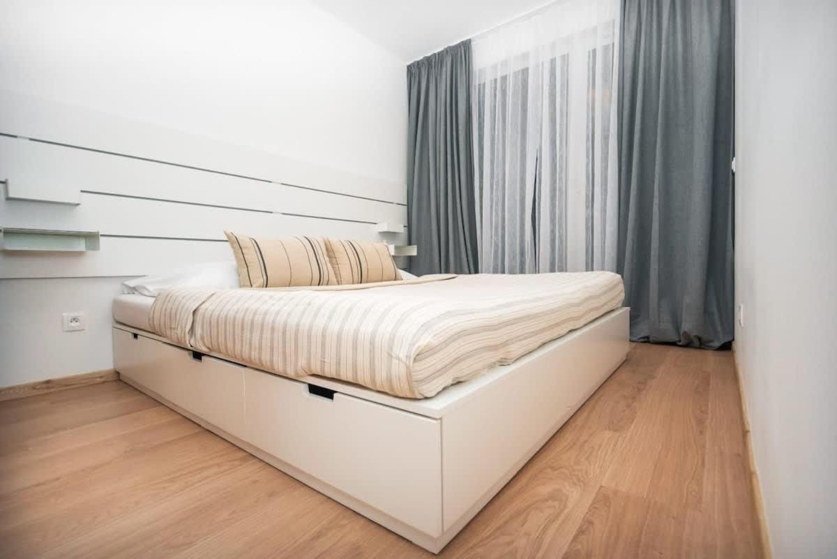 City Center Apartment - Modern & Elegant Bratislava Esterno foto