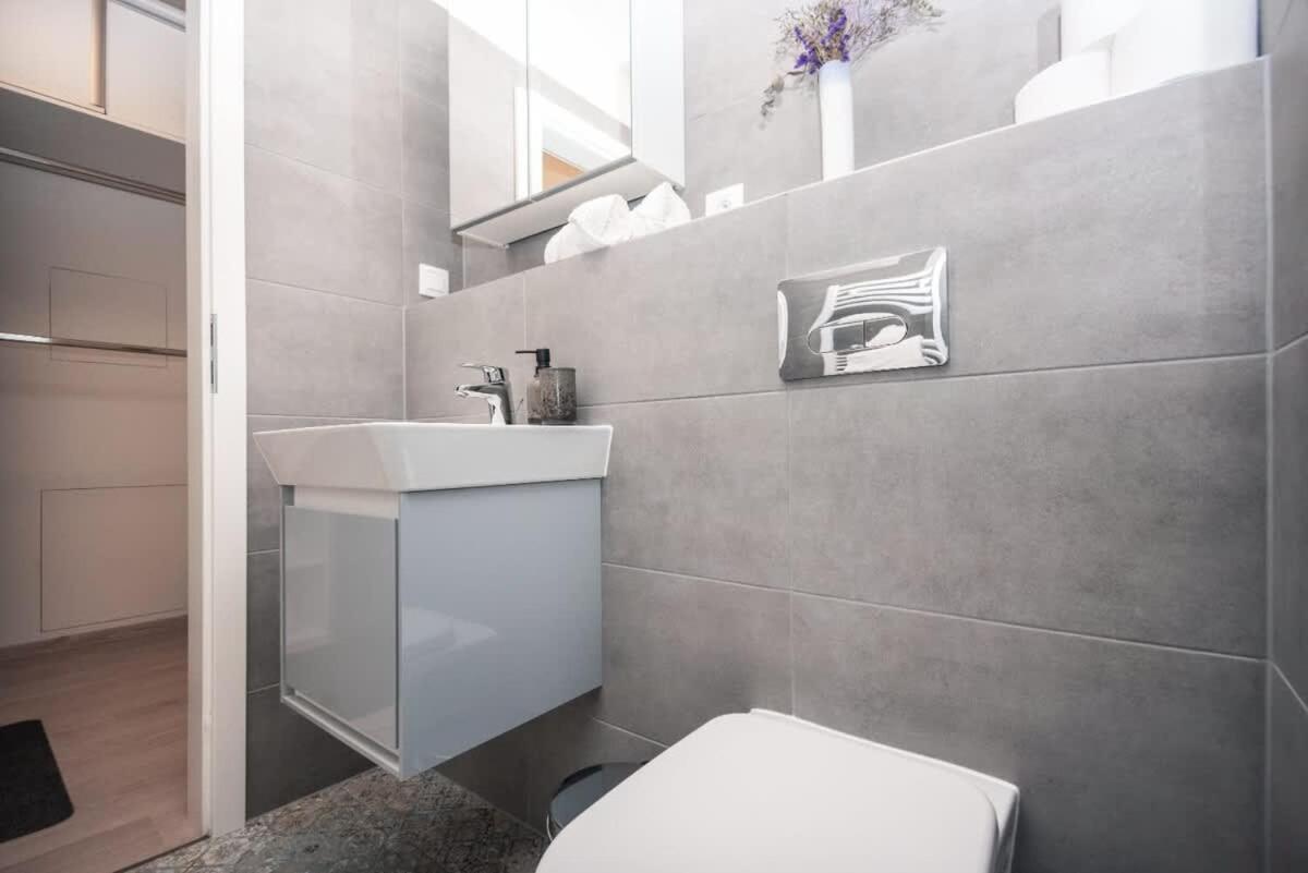 City Center Apartment - Modern & Elegant Bratislava Esterno foto
